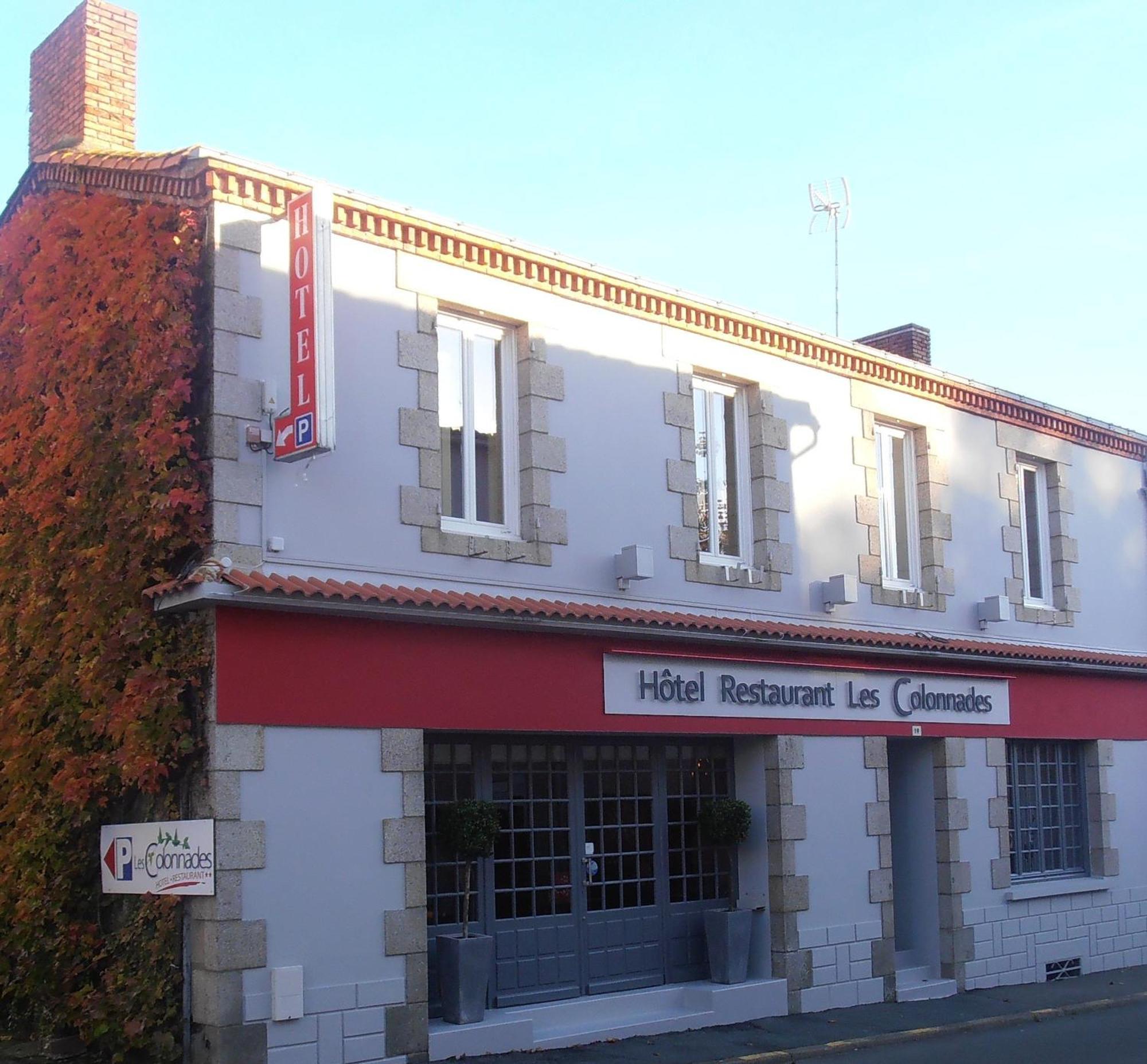 Hotel-Restaurant Les Colonnades Saint-Fulgent Exteriér fotografie